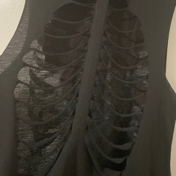 Social Misfits Cutout Back Tee Skeleton Roses Print Women’s Size Small - Picture 4 of 7